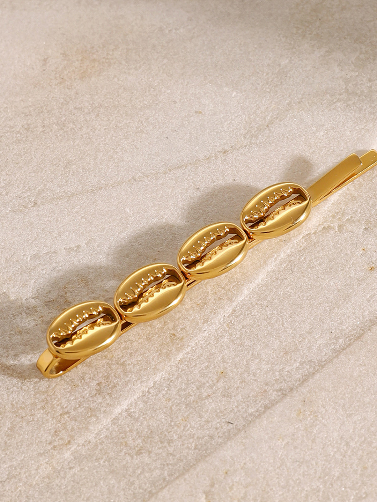 Leonie | Elegantes Haaraccessoire mit goldener Cowry-Schale