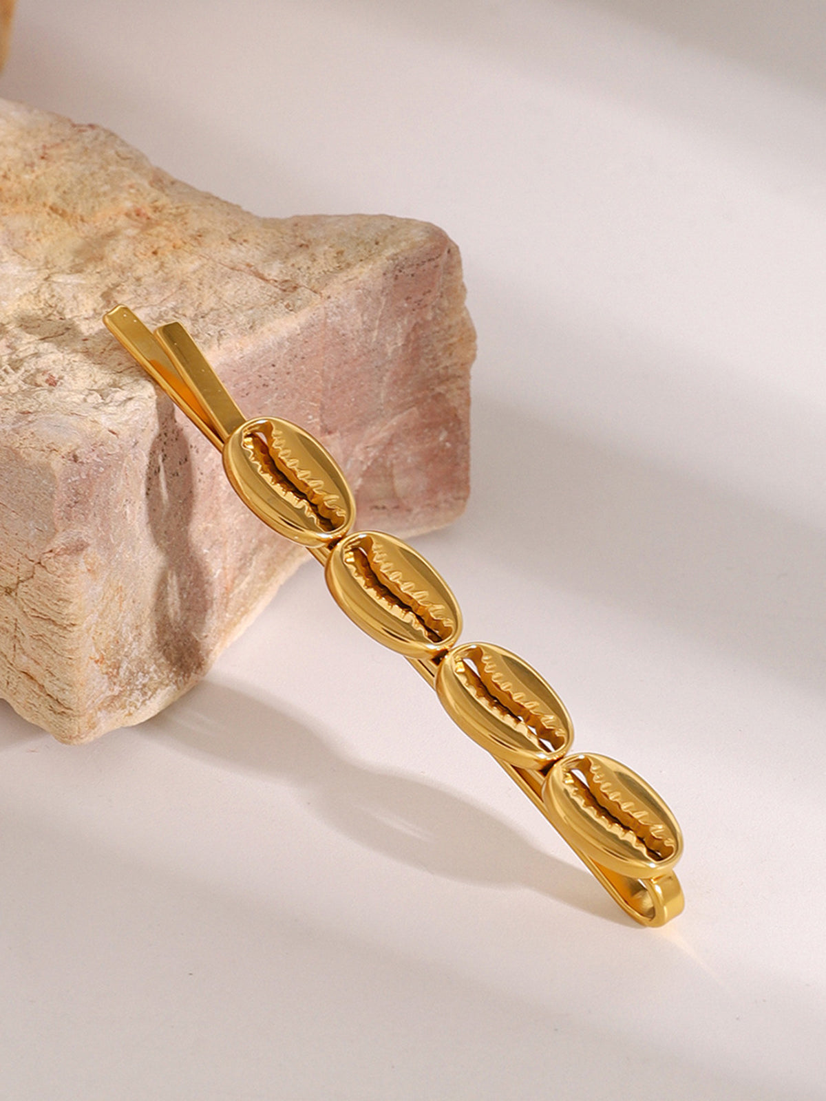 Leonie | Elegantes Haaraccessoire mit goldener Cowry-Schale