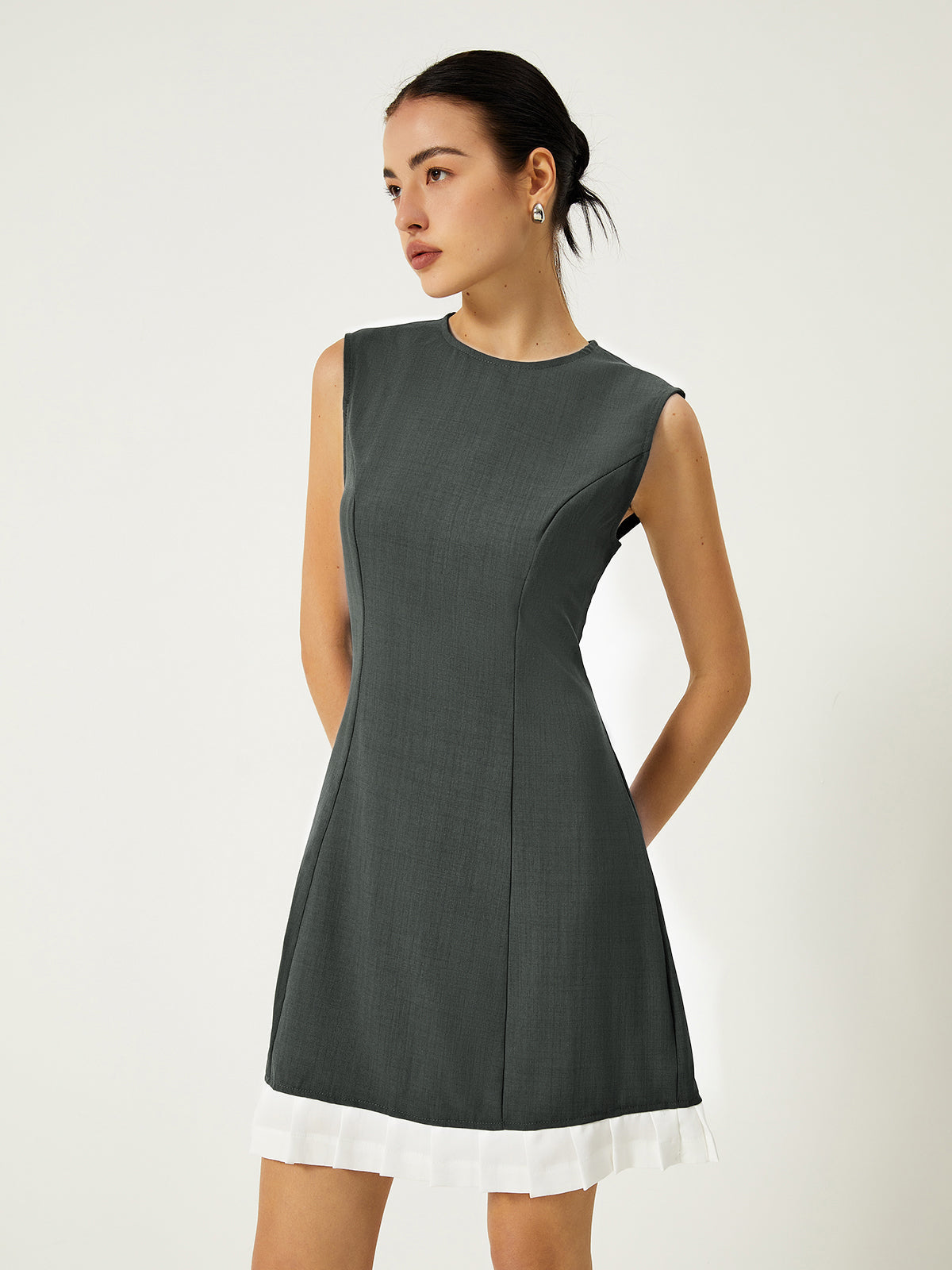 Clara | Ärmelloses Kleid mit Rüschensaum