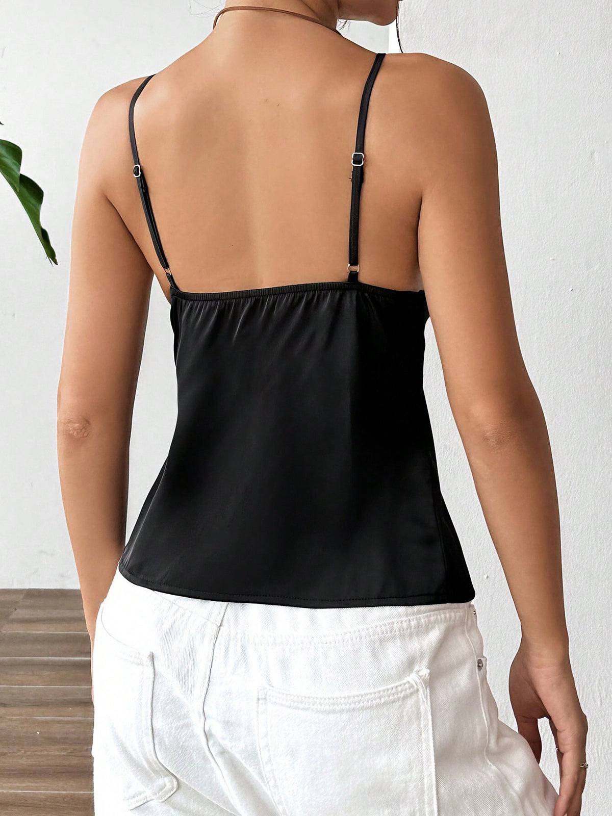 Nina | Verführerisches Satin-Top mit Schlaufenfront