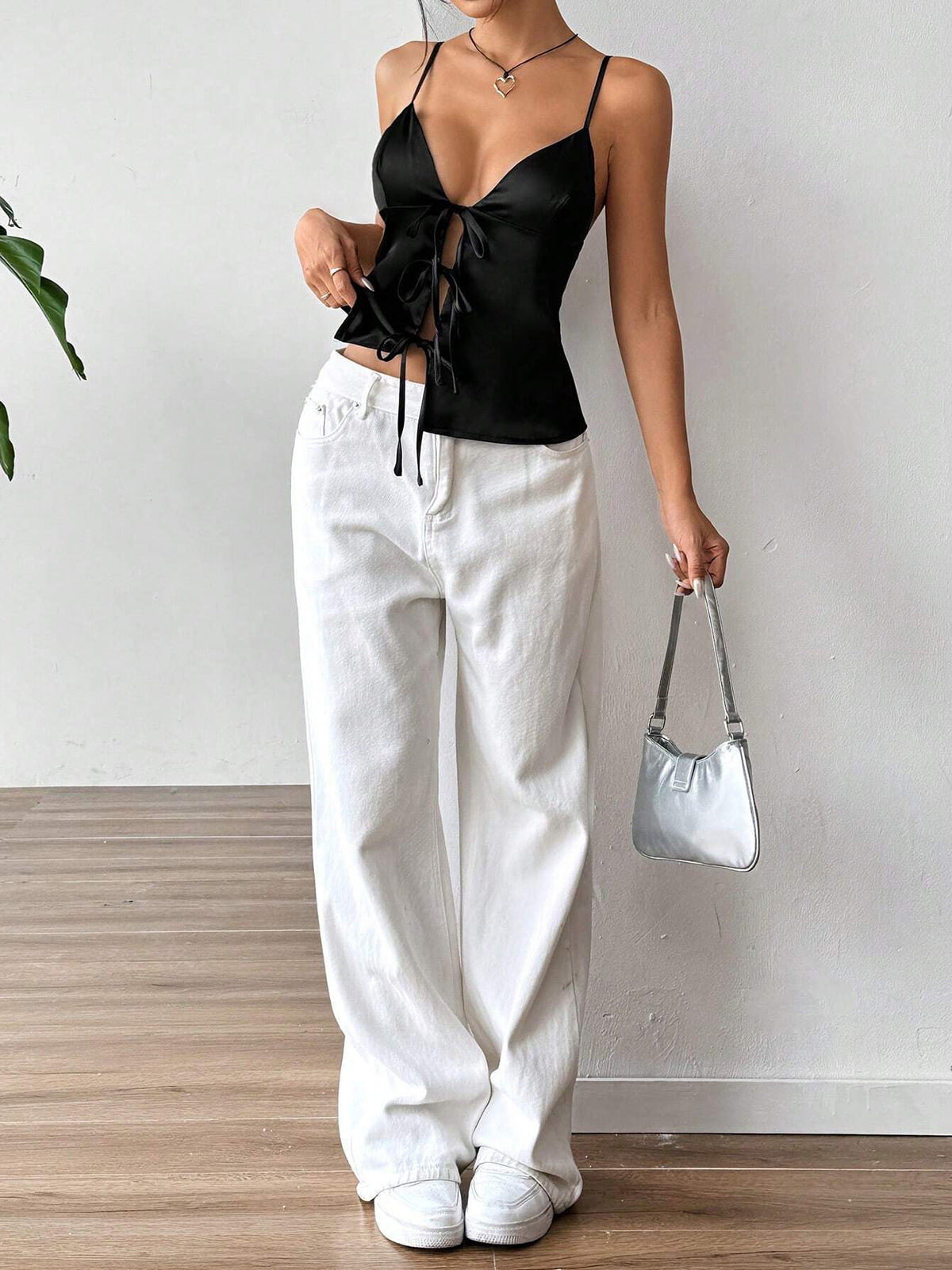 Nina | Verführerisches Satin-Top mit Schlaufenfront