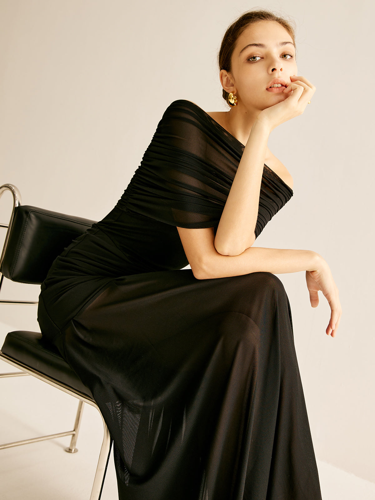 Lena | Plissiertes Mesh-Rohrkleid mit Schal