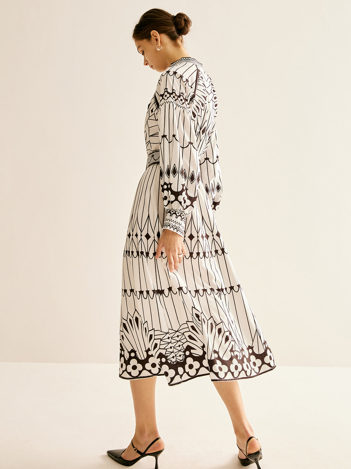 Sofia | Elegantes Boheme Kleid mit Standkragen und Split-Details