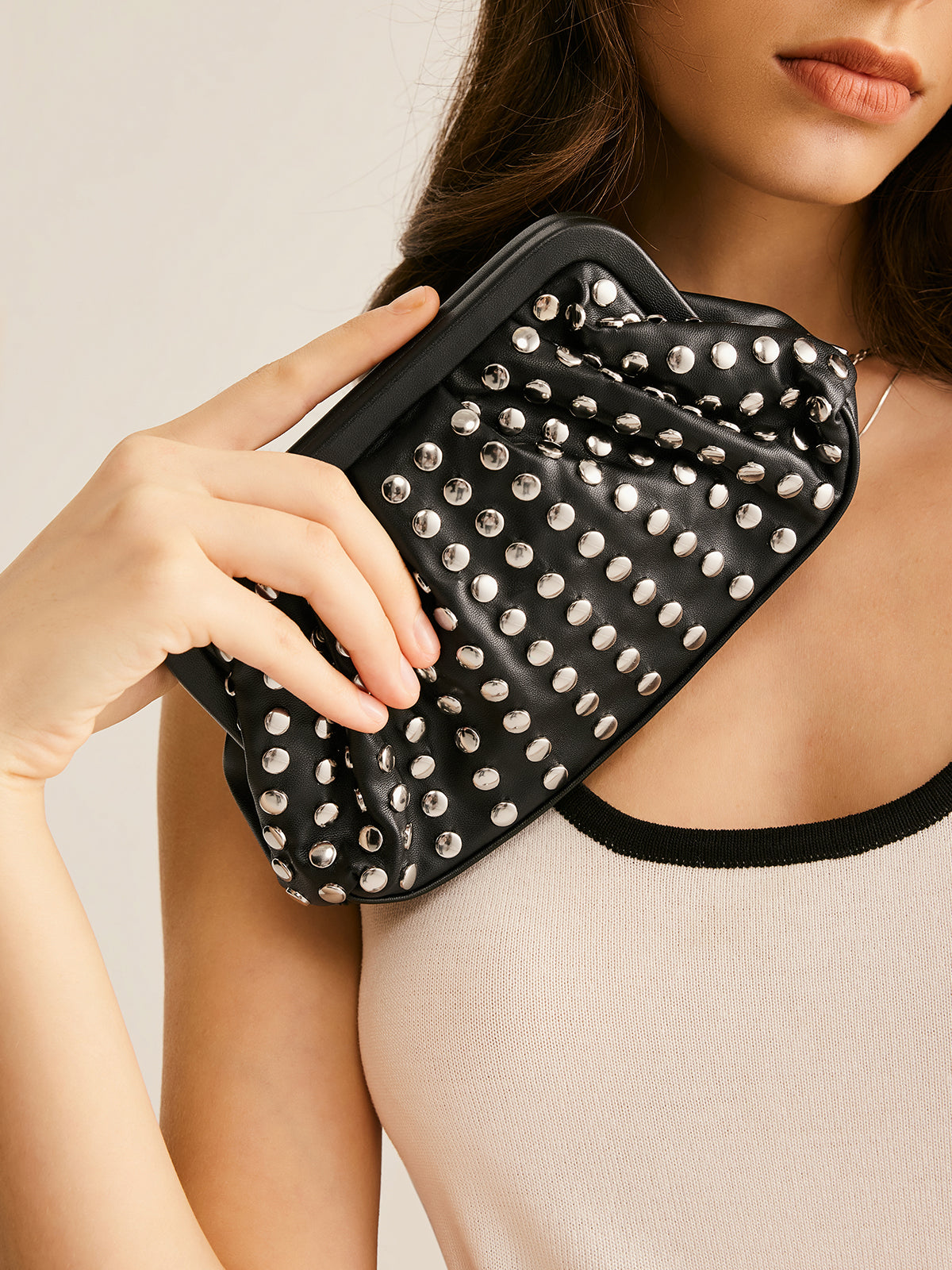 Marlene | Elegante Nieten-Clutch mit Faltenwurf