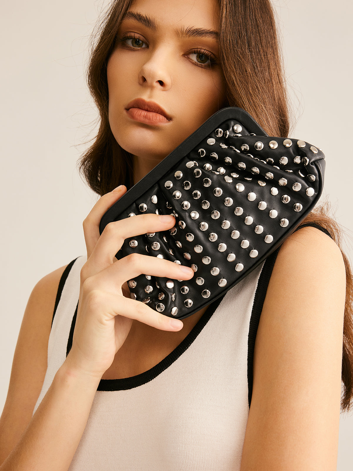 Marlene | Elegante Nieten-Clutch mit Faltenwurf