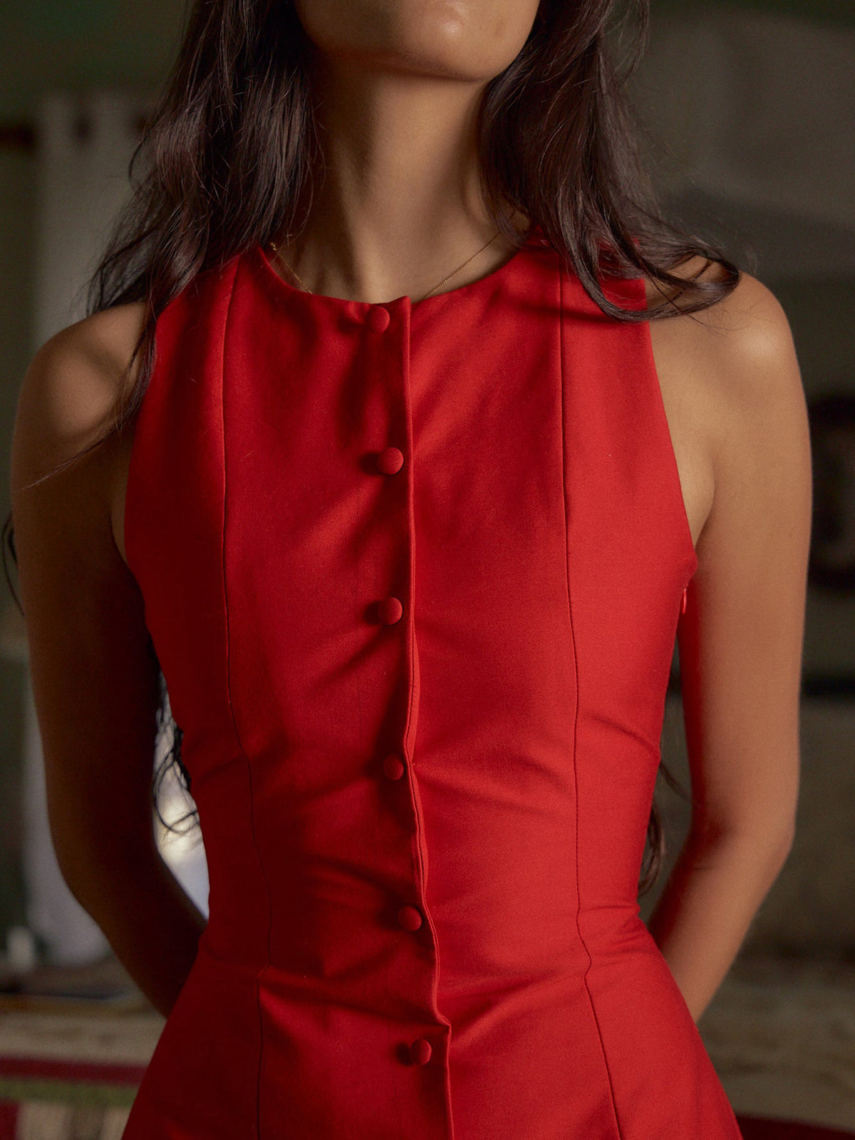 Sophie | Kurzes ärmelloses Kleid mit eleganter Knopfleiste