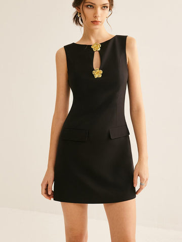 Mia | Elegantes Cutout Tankkleid mit Blumenbrosche