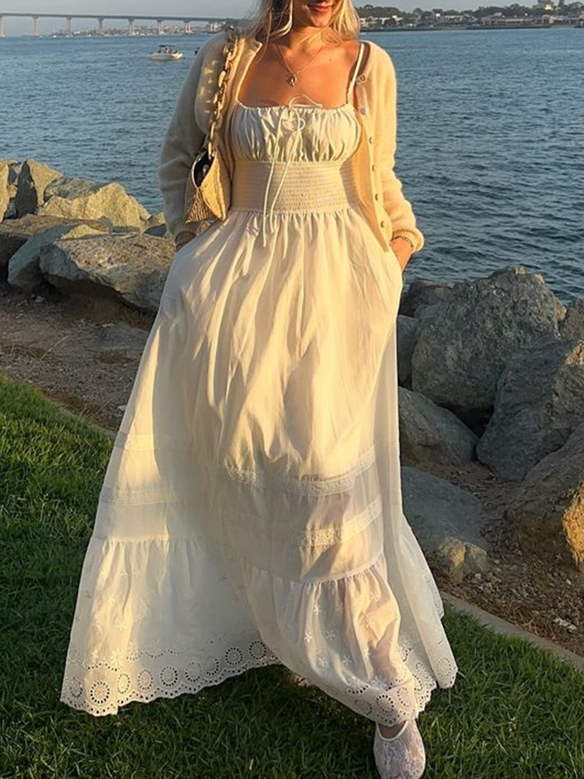 Emilia | Romantisches Stickkleid mit Schößchen