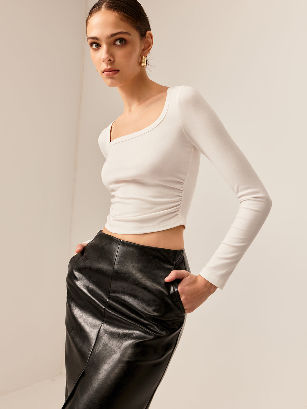 Mia | Rückenfreies plissiertes Crop-T-Shirt mit Schleife