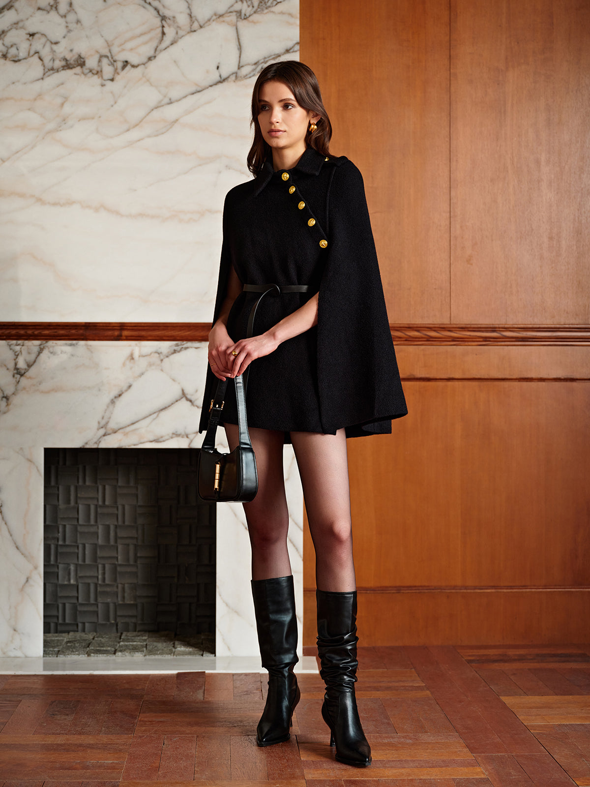 Clara | Eleganter Umhang mit goldenen Knöpfen und Taschen