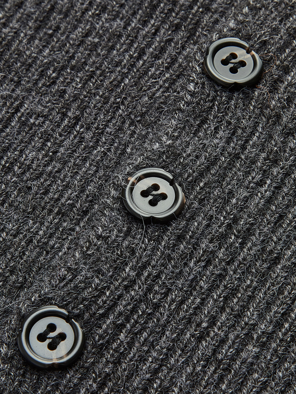 Clara | Verspieltes Knopf-Corsagen-Strickoberteil