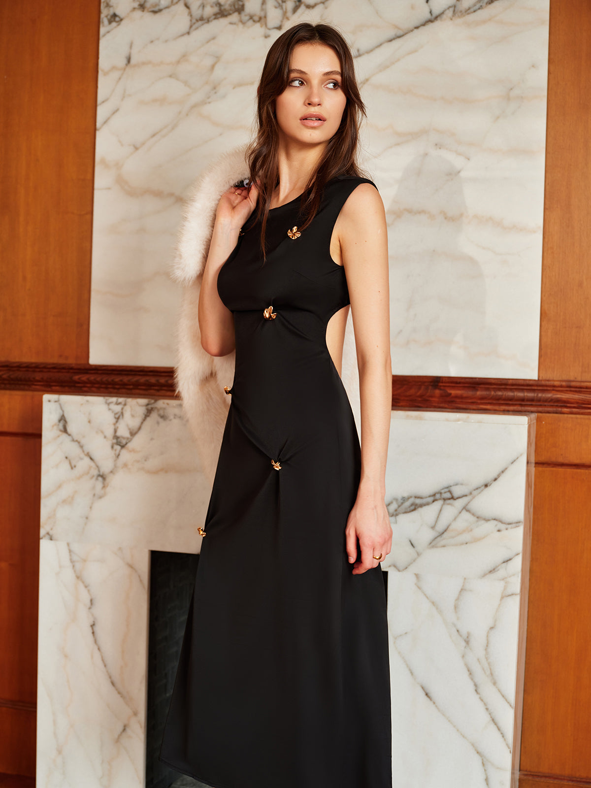 Clara | Rückenfreies Faltenkleid mit Metall-Details