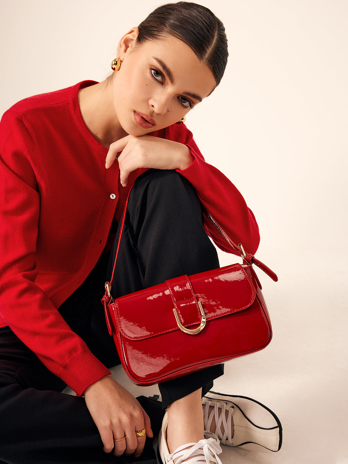 Clara | Glänzende Gurtklapptasche