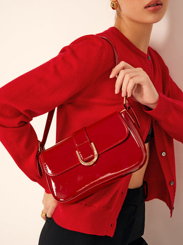 Clara | Glänzende Gurtklapptasche