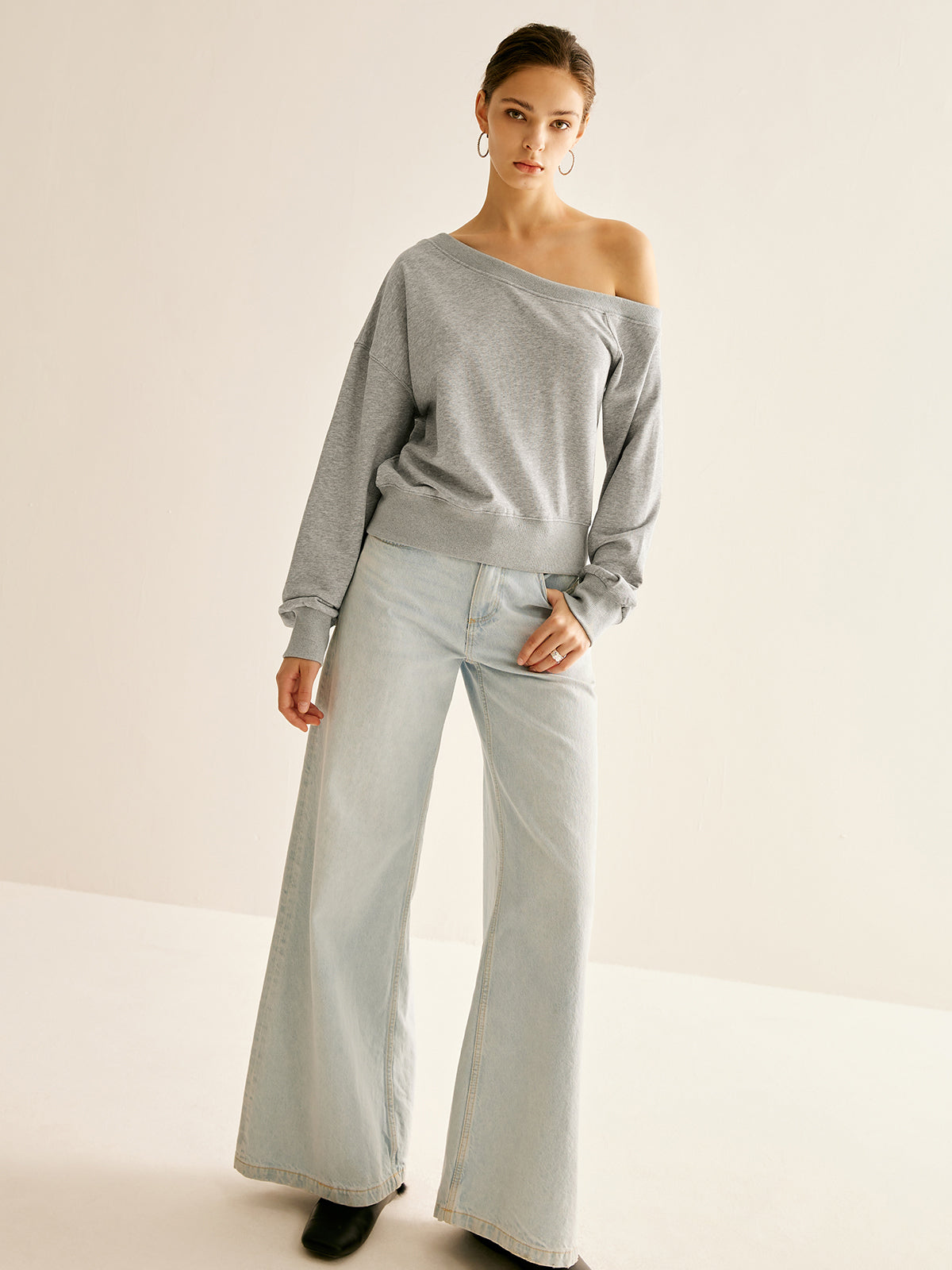 Laura | Asymmetrisches Sweatshirt mit kalten Schultern