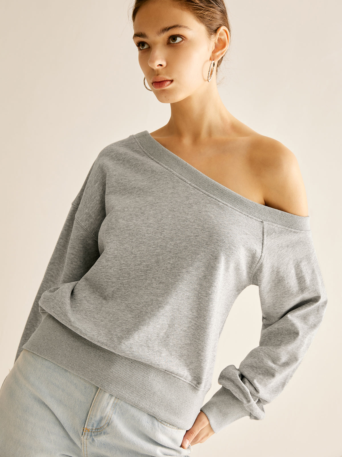 Laura | Asymmetrisches Sweatshirt mit kalten Schultern