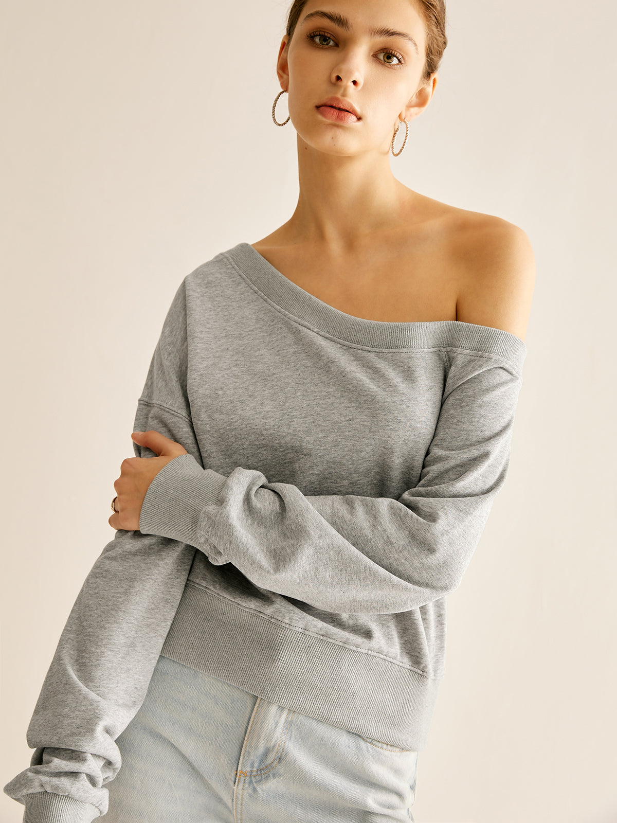 Laura | Asymmetrisches Sweatshirt mit kalten Schultern