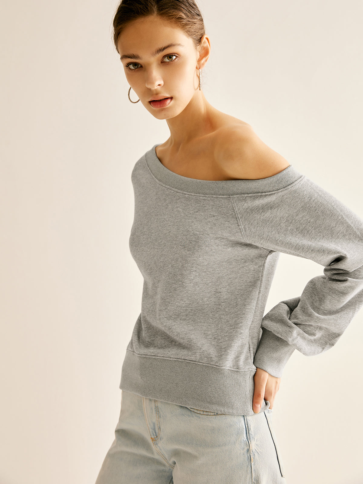 Laura | Asymmetrisches Sweatshirt mit kalten Schultern