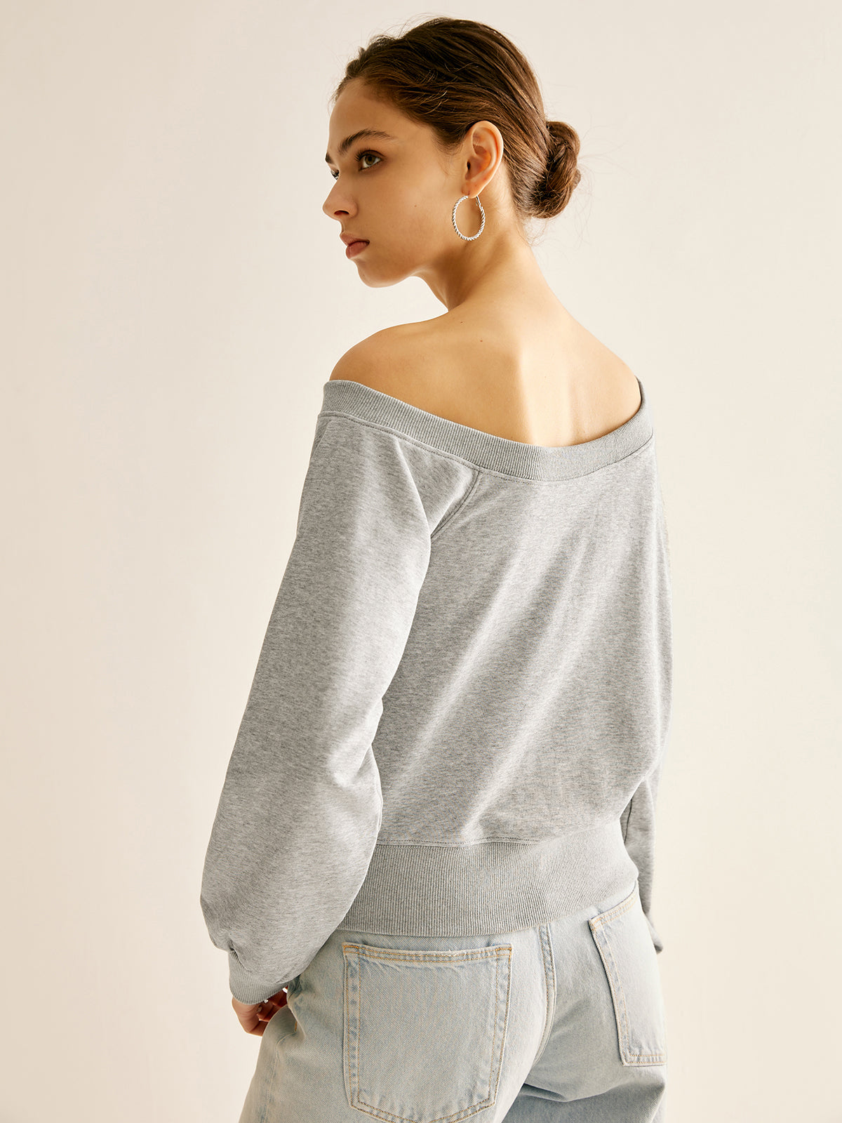 Laura | Asymmetrisches Sweatshirt mit kalten Schultern