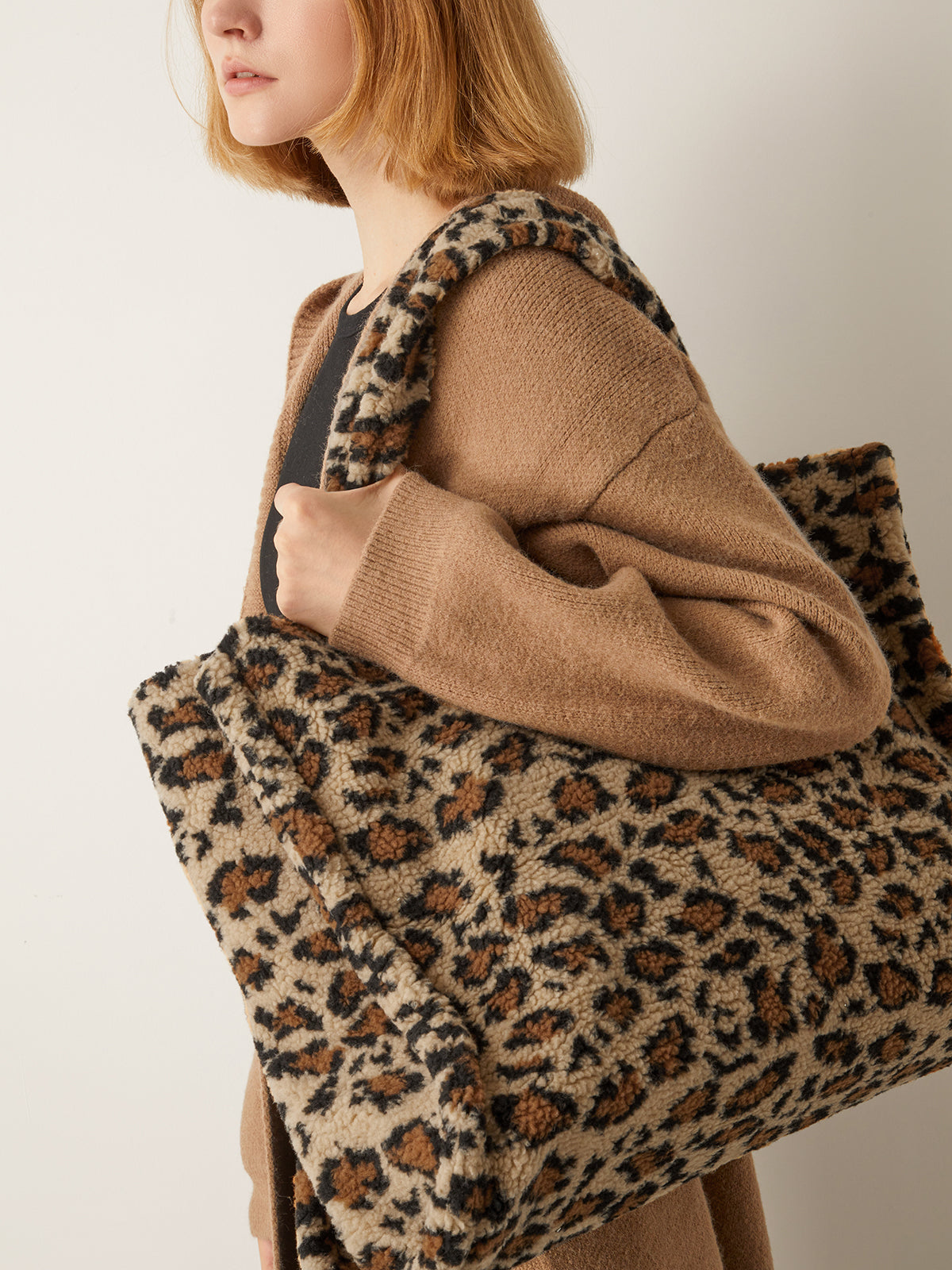 Sophie | Kuschelige Schultertasche im Leopardenmuster