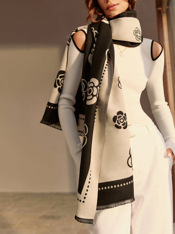 Leonie | Doppelseitiger Camellia Quasten-Schal