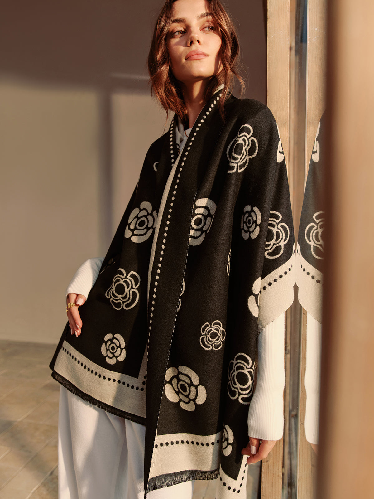 Leonie | Doppelseitiger Camellia Quasten-Schal