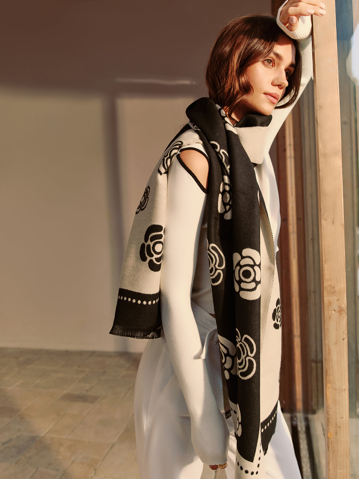 Leonie | Doppelseitiger Camellia Quasten-Schal