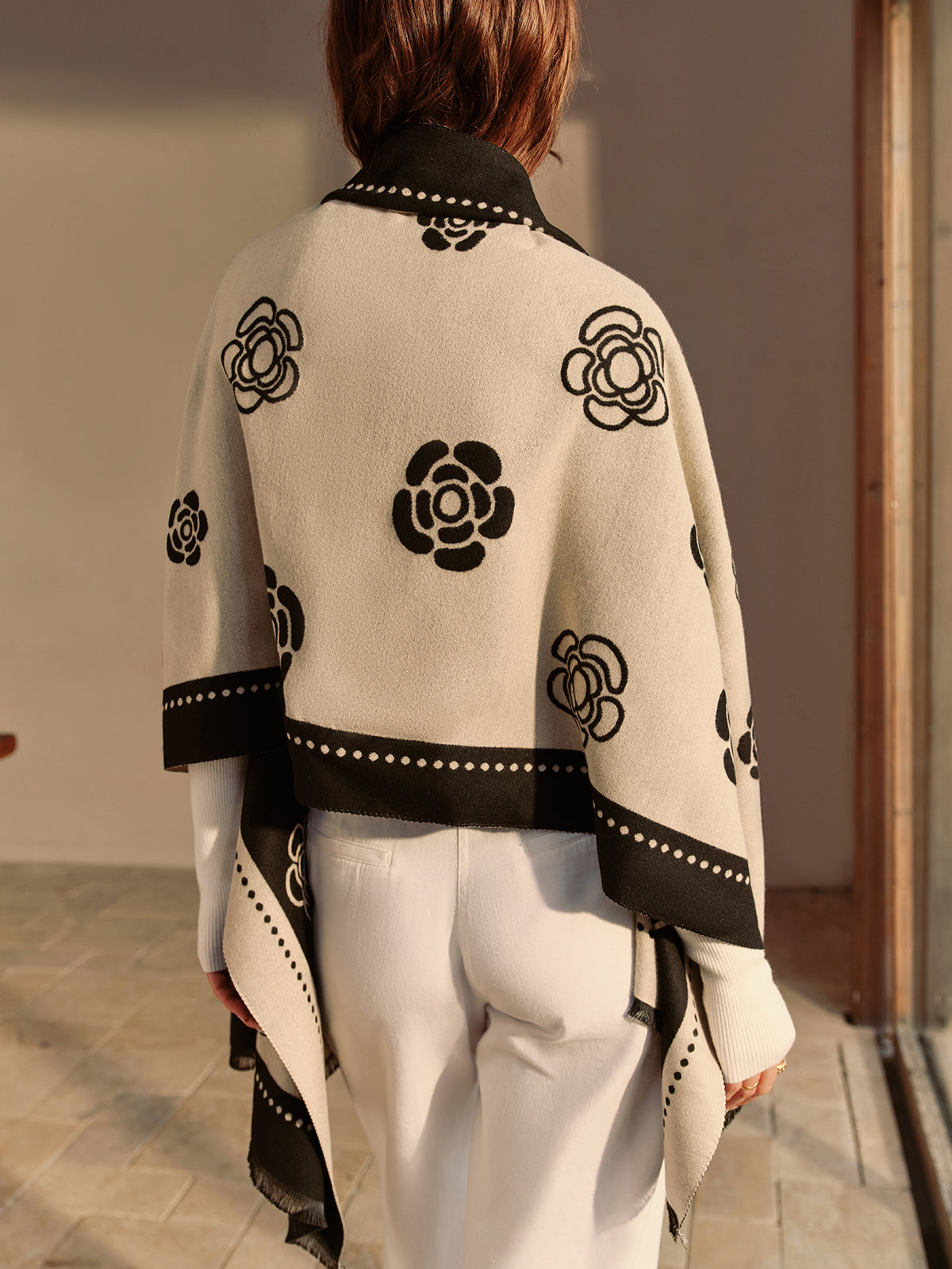 Leonie | Doppelseitiger Camellia Quasten-Schal