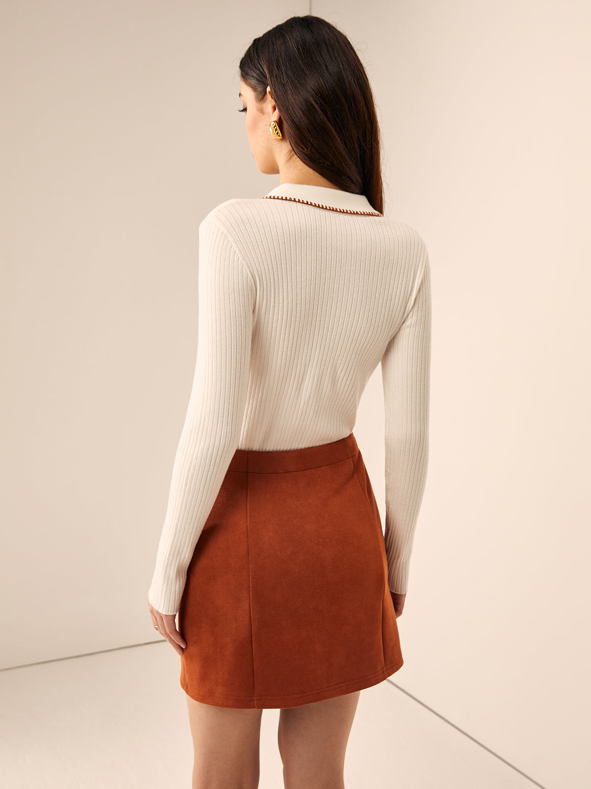 Emilia | Elegantes Stricktop mit gesticktem Besatz und Knopfdetails