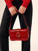 Clara | Glänzende Gurtklapptasche