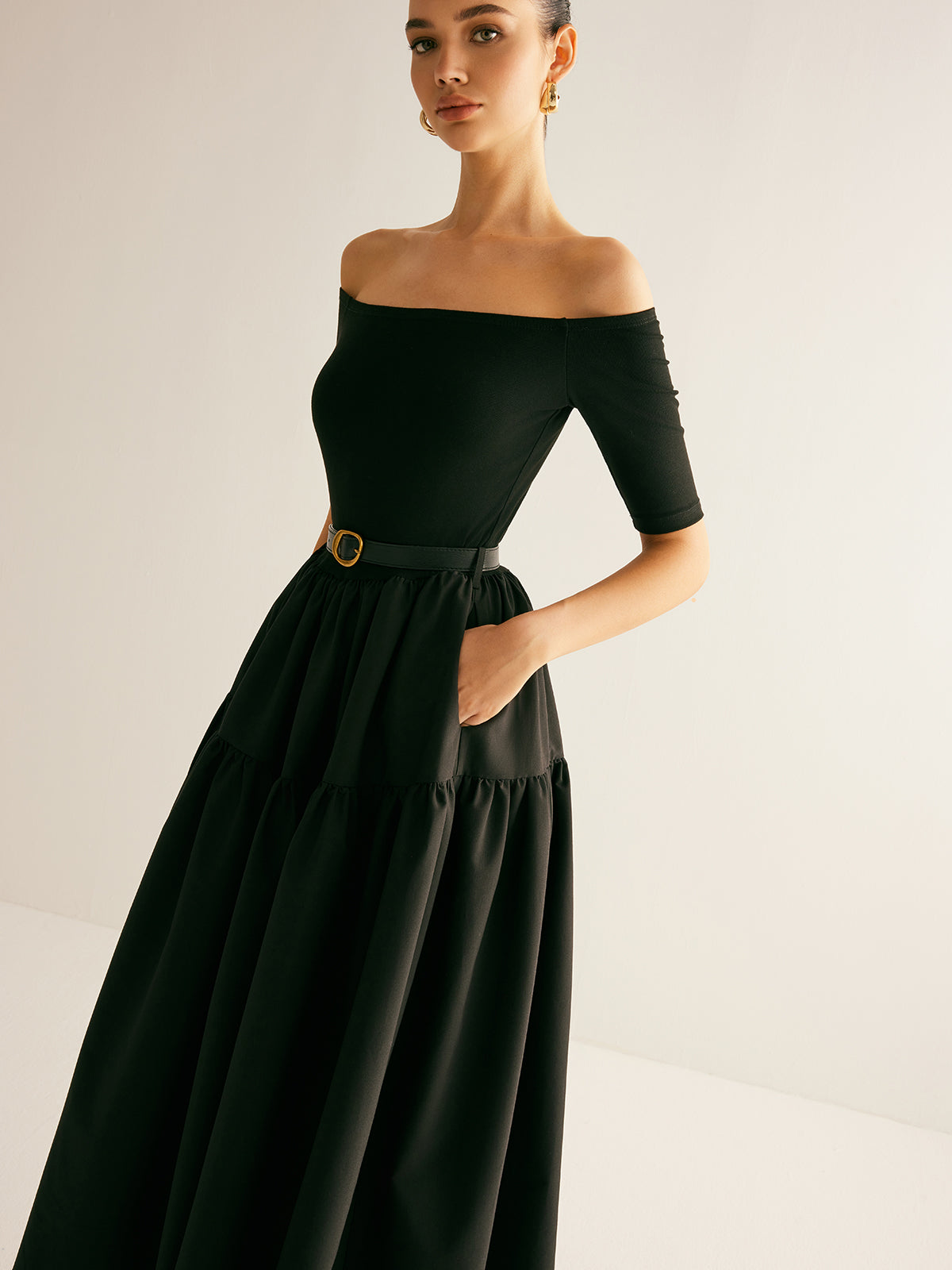 Clara | Elegantes Cold-Shoulder Kleid mit Gürtel