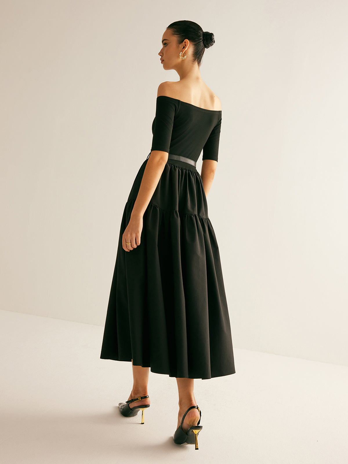 Clara | Elegantes Cold-Shoulder Kleid mit Gürtel