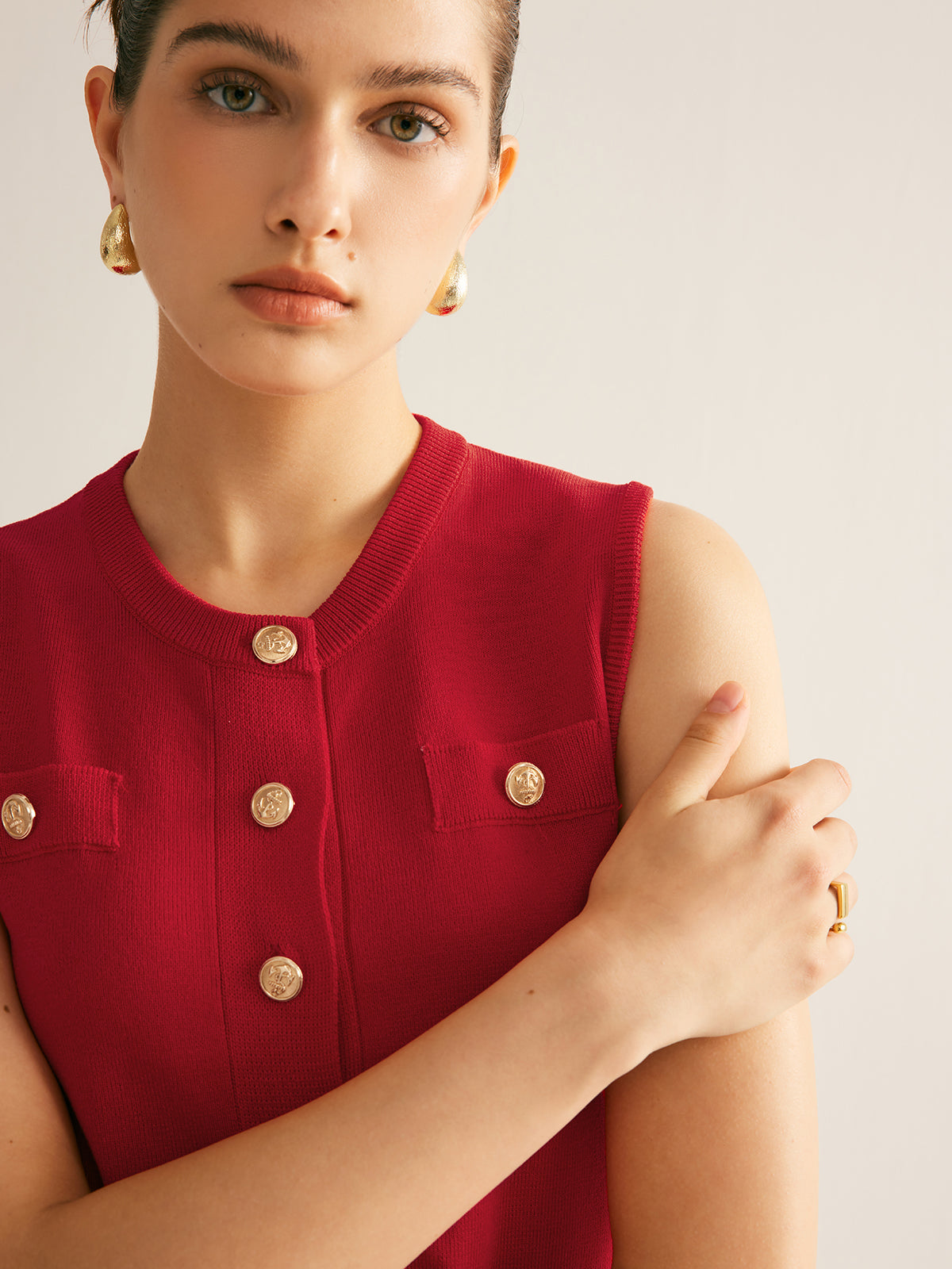 Clara | Ärmelloses Strickkleid mit Metallakzenten