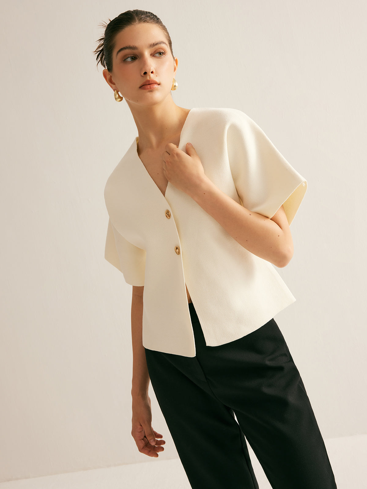 Ella | Elegantes V-Ausschnitt Knopfstricktop