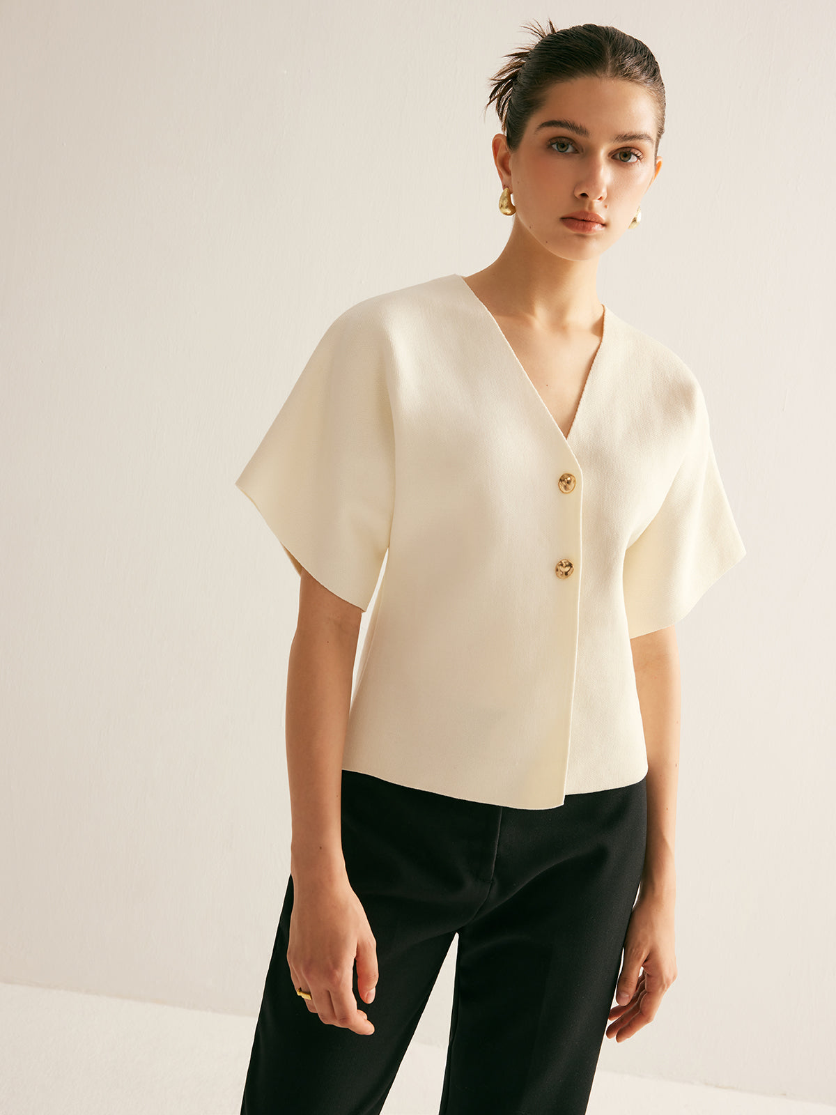 Ella | Elegantes V-Ausschnitt Knopfstricktop