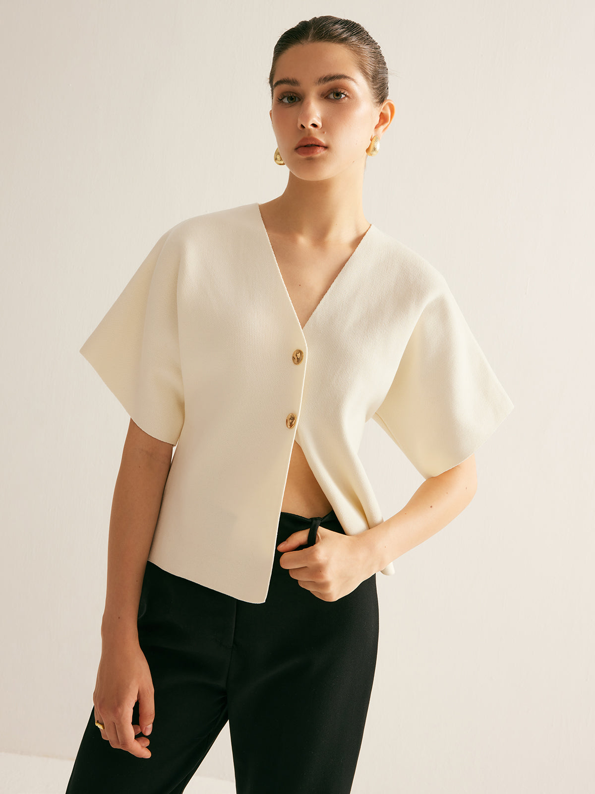 Ella | Elegantes V-Ausschnitt Knopfstricktop