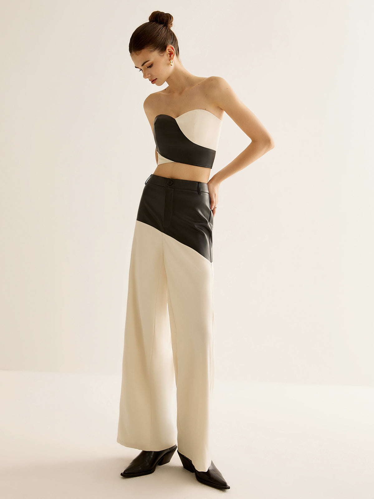 Paula | Trendige Fauxleder-Hosen mit Kontrastbesatz