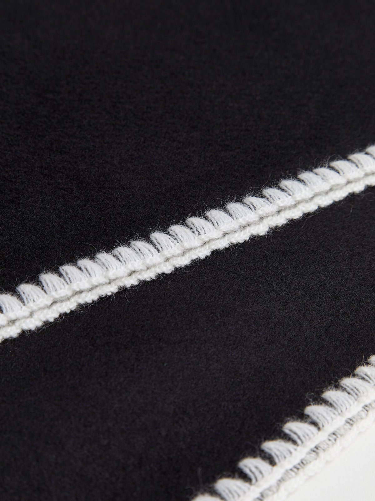 Felix | Stilvoller Tassel-Schal mit Kontrastbesatz