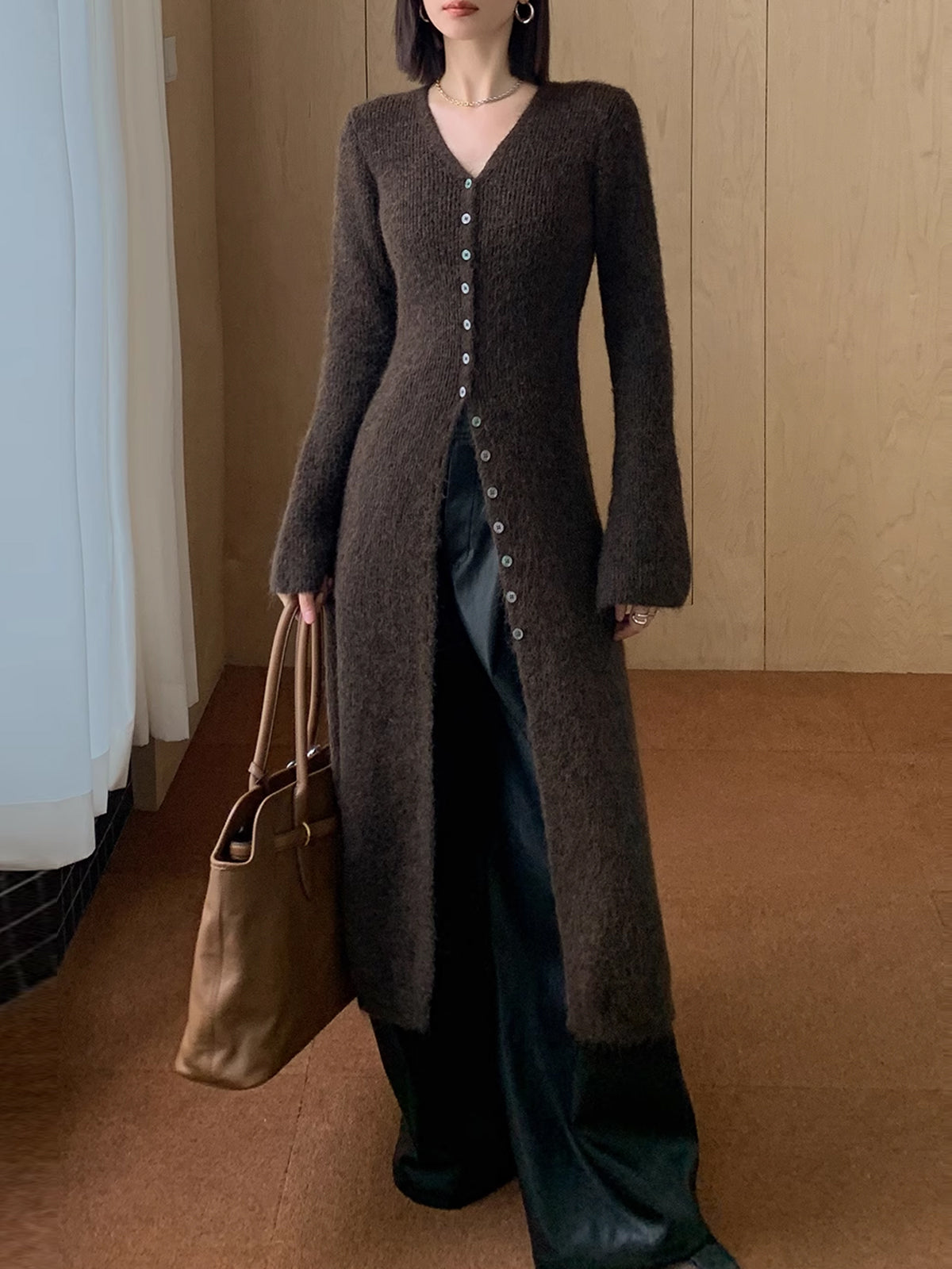 Clara | V-Ausschnitt Kleid mit Knopfdesign