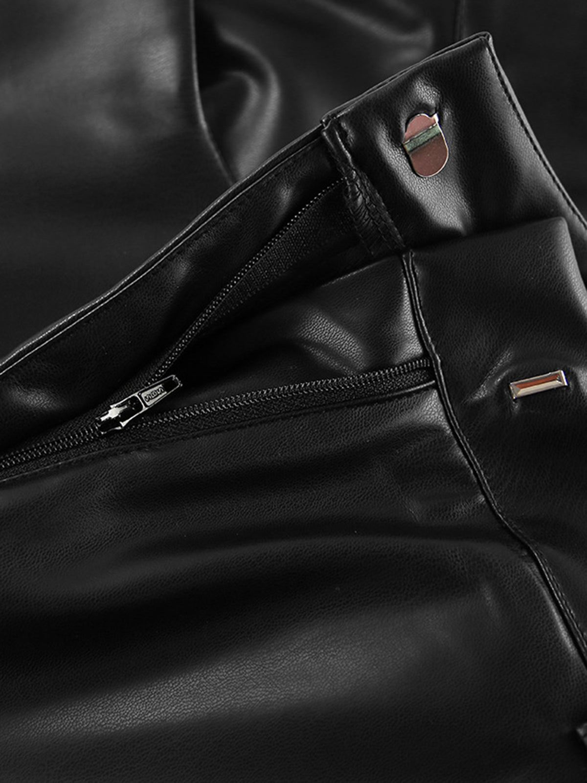 Max | Vielseitige Kunstlederhosen