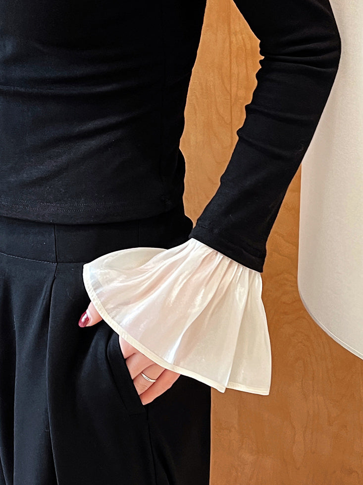 Clara | V-Ausschnitt Bluse mit Rüschemanschetten