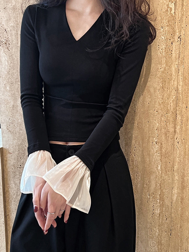 Clara | V-Ausschnitt Bluse mit Rüschemanschetten