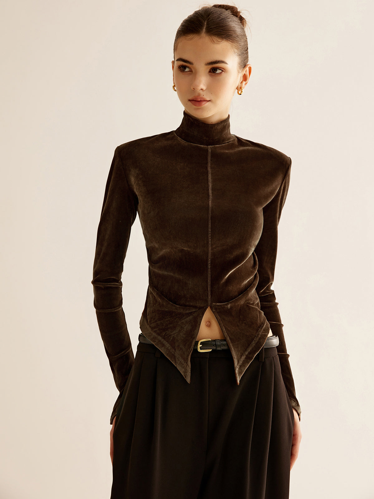 Emilia | Samtiger Stehkragen T-Shirt mit Schlitz