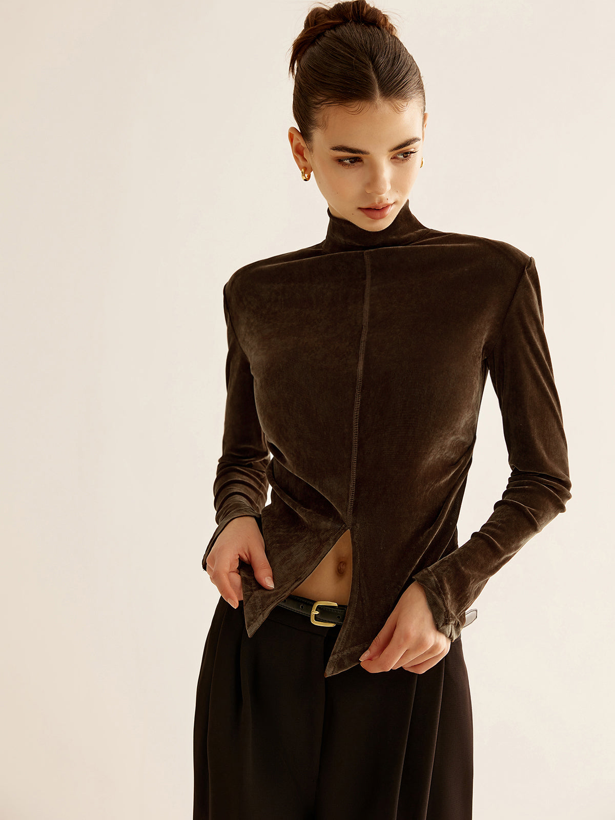 Emilia | Samtiger Stehkragen T-Shirt mit Schlitz