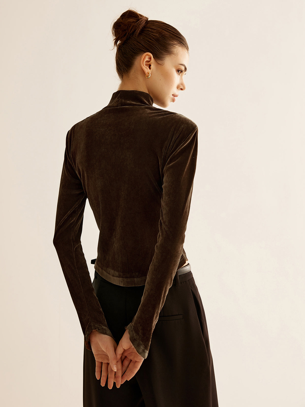 Emilia | Samtiger Stehkragen T-Shirt mit Schlitz