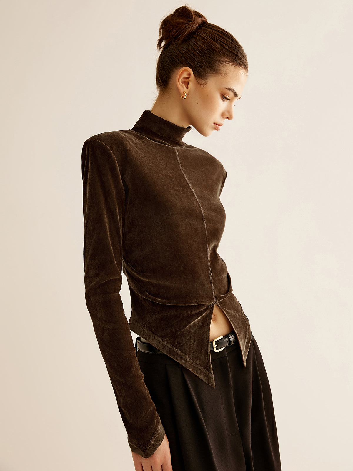 Emilia | Samtiger Stehkragen T-Shirt mit Schlitz