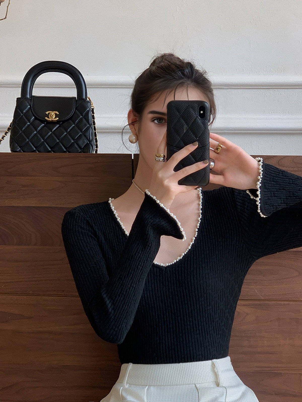 Clara | V-Ausschnitt Stricktop mit Perlenbesatz