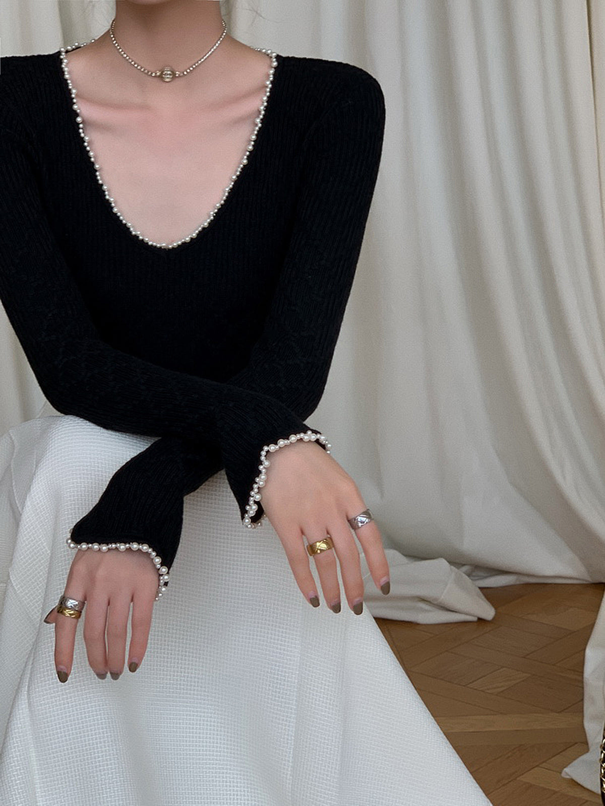 Clara | V-Ausschnitt Stricktop mit Perlenbesatz