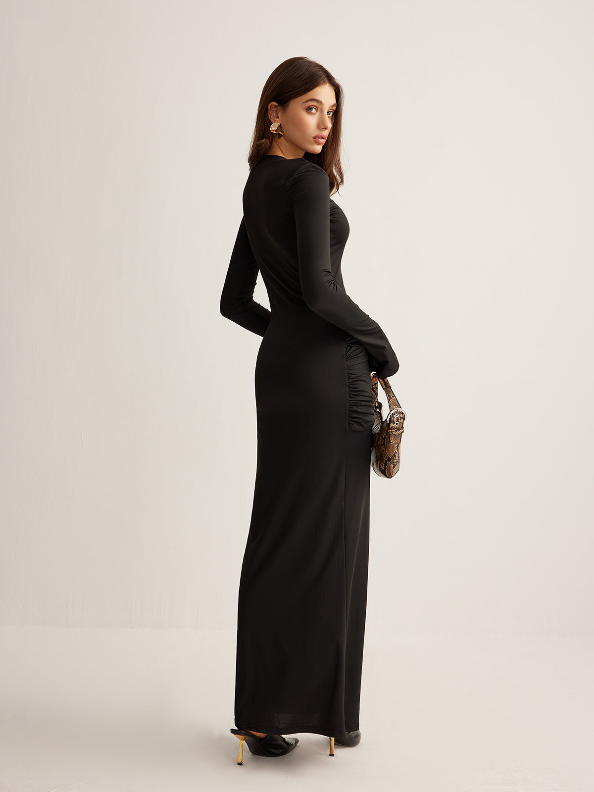 Eleganz in Bewegung | Metal-Ring Faltenkleid