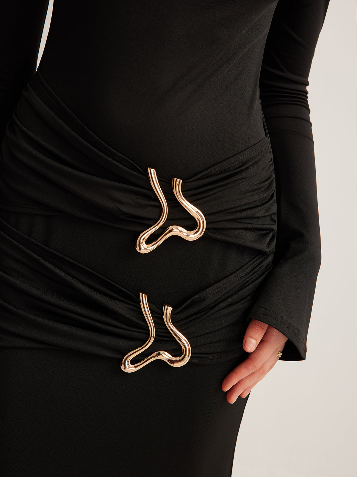 Eleganz in Bewegung | Metal-Ring Faltenkleid